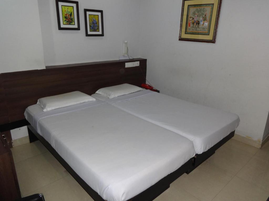 Hotel Miland Palace Μπουμπάνεσβαρ Δωμάτιο φωτογραφία